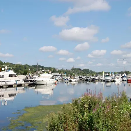 بيت للعطل Cozy Floating Boatlodge 